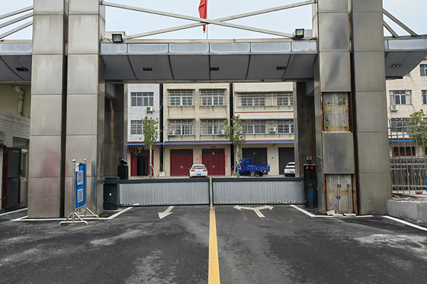 車牌識別系統(tǒng)+廣告道閘 人行通道門+人臉識別